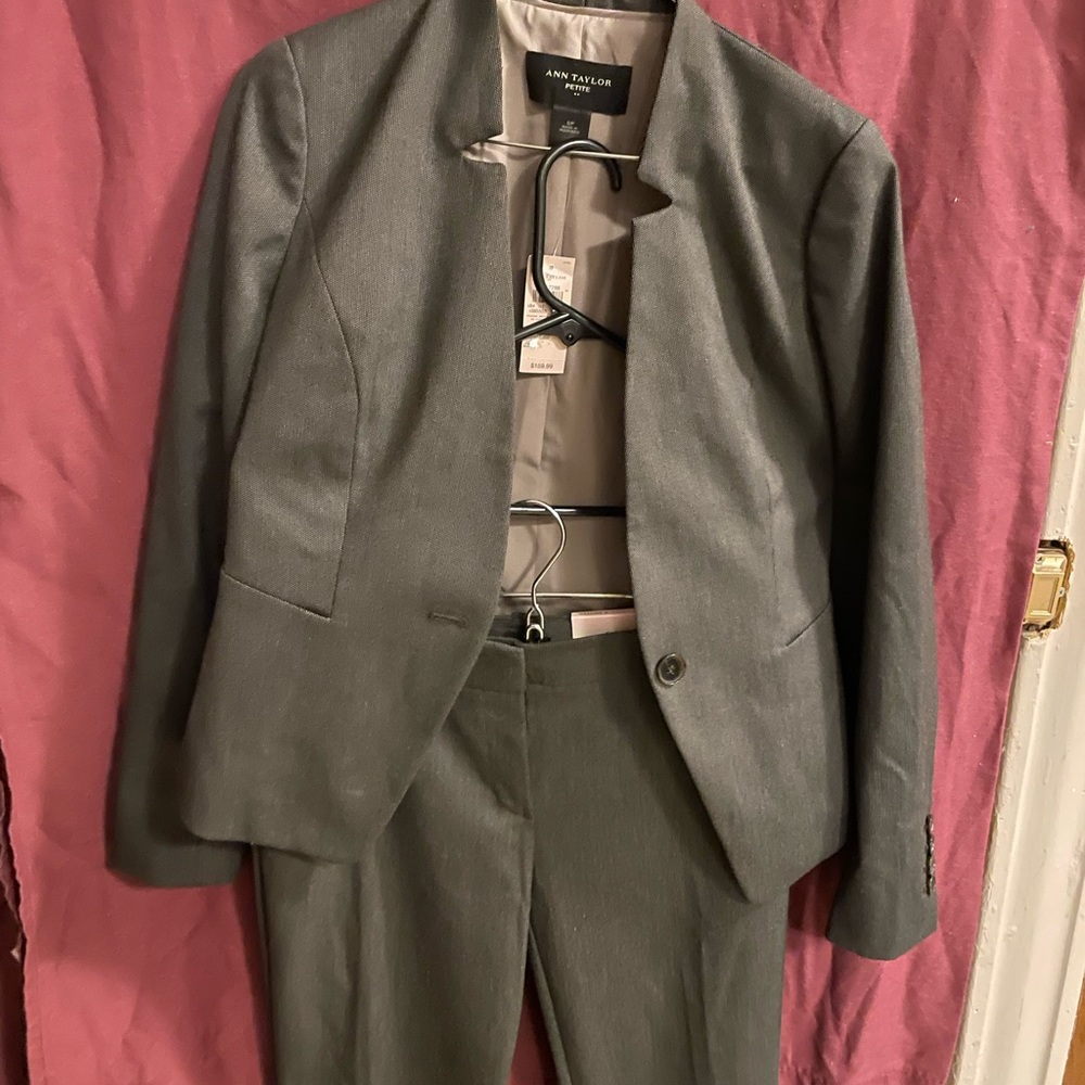 New w tags very classy pant suit by Ann Taylor, a must have staple (1G)